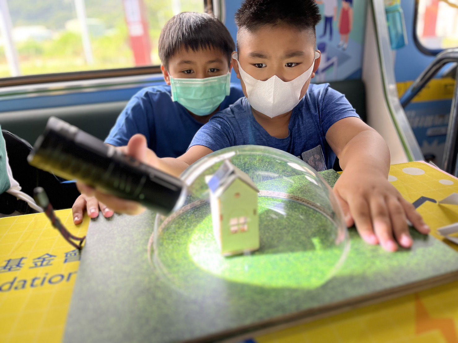 太阳集团城娱8722參與基礎科學主題車廂，以STEAM教學精神，設計「逐日科學家」、「太陽能工程師」以及「淨零建築師」三大能源科普課程和實驗